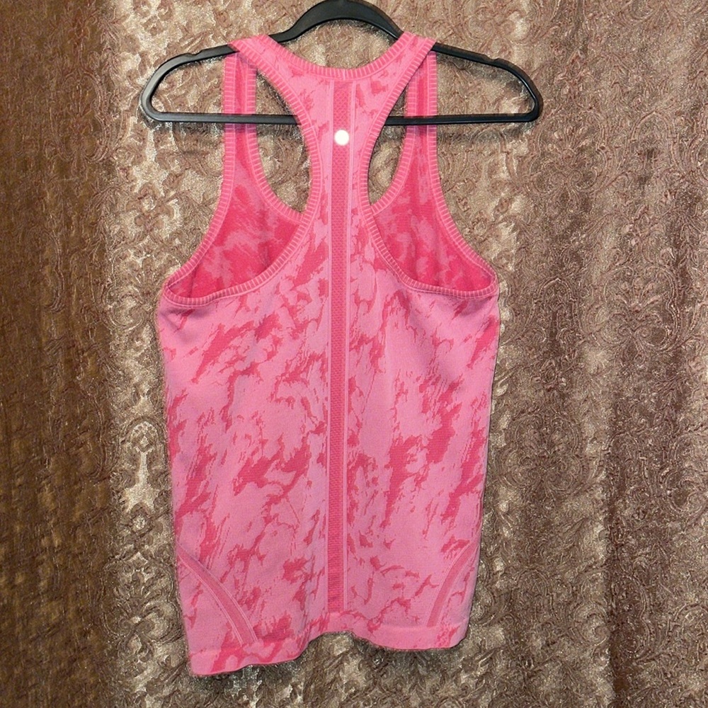 NWOT Lululemon Pink Patterned Women's Tank Top.  Size Large. - Picture 2 of 4